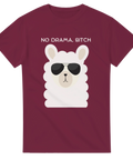 Vitt lama-ansikte med svarta solglasögon och texten "NO DRAMA, BITCH" på en vinröd t-shirt.