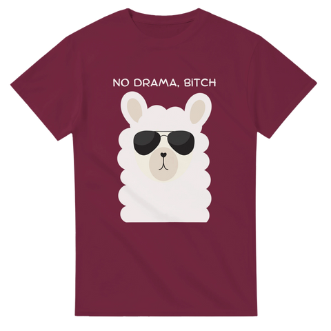 Vitt lama-ansikte med svarta solglasögon och texten "NO DRAMA, BITCH" på en vinröd t-shirt.