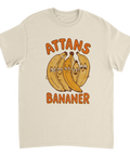 Retro banantryck med humoristisk text i orange och gult på benvit t-shirt