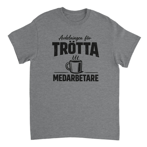 Avdelningen för Trötta Medarbetare" med kaffekopp på grå t-shirt.