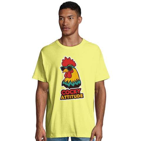 Tupp med solglasögon och texten "Cocky Attitude" på gul ekologisk oversized t-shirt.