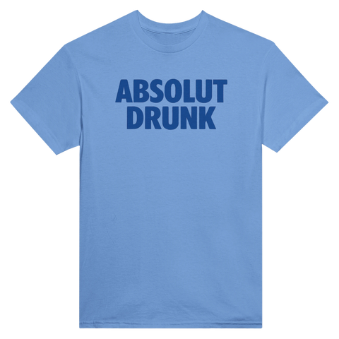 Grafiskt tryck i blått med texten Absolut Drunk på en ljusblå t-shirt