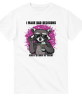 Vit t-shirt med kaxig text och illustration av en självsäker tvättbjörn