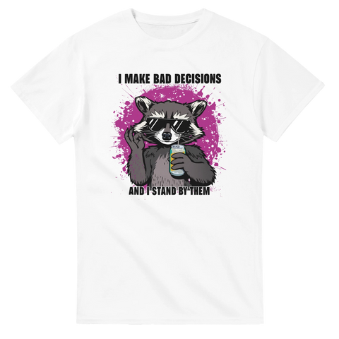 Vit t-shirt med kaxig text och illustration av en självsäker tvättbjörn