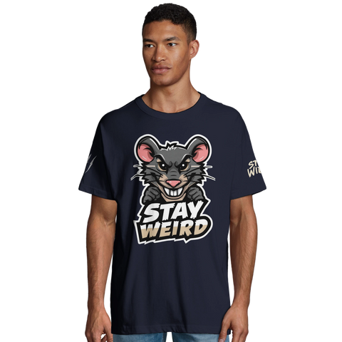 Man i mörkblå oversized t-shirt med humoristiskt råttmotiv