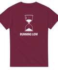 Minimalistisk timglas-illustration med texten Running Low – grafisk t-shirt