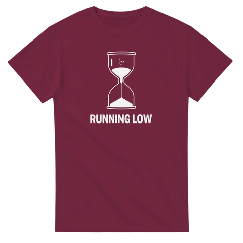 Minimalistisk timglas-illustration med texten Running Low – grafisk t-shirt