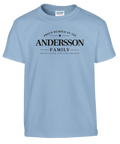 Minimalistisk design med efternamnet Andersson på ljusblå barn-t-shirt