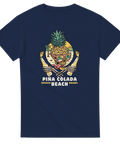 Piña Colada Beach t-shirt med ananasskalle i solglasögon, palmer, hav och text.
