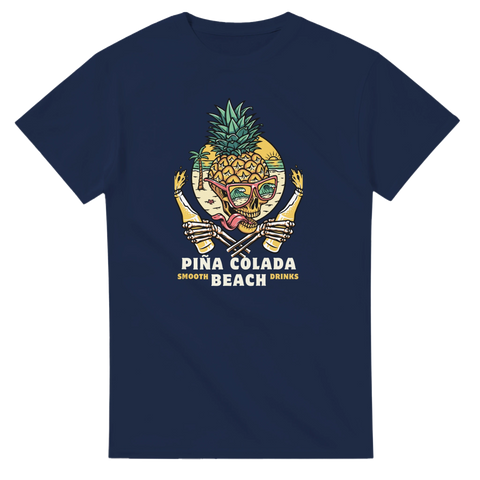 Piña Colada Beach t-shirt med ananasskalle i solglasögon, palmer, hav och text.