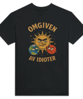 Satirisk illustration av en arg sol och planeter med texten Omgiven av idioter