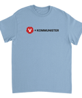 Politisk t-shirt med texten V lika med kommunister – stilren illustration