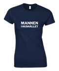 Marinblå dam-t-shirt med vit text "Mannen i hushållet"