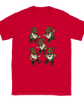 Röd t-shirt med fem dansande tomtenissar i gröna och röda kläder