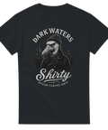 Albatross i sjömansmössa framför skepp med texten Dark Waters och Shirty på svart T-shirt.
