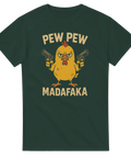 Tecknad gul kyckling med pistoler och text "PEW PEW MADAFKA" på mörkgrön t-shirt.