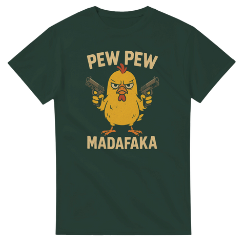 Tecknad gul kyckling med pistoler och text "PEW PEW MADAFKA" på mörkgrön t-shirt.