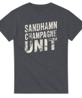 Grafiskt motiv med skärgårdsattityd och sliten typografi på grå t-shirt