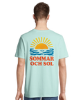 Vintage solmotiv med texten Sommar och sol – tryck på ljusblå t-shirt