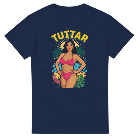 Pinup-kvinna i bikini med texten "TUTTAR" på mörkblå t-shirt.