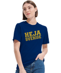 Heja Sverige guldtext på marinblå premium t-shirt buren av kvinna.