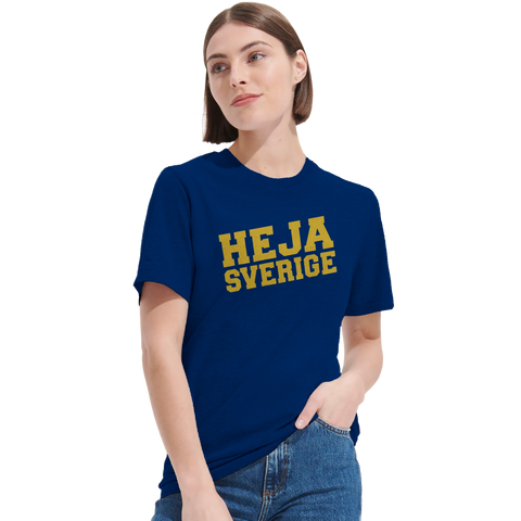 Heja Sverige guldtext på marinblå premium t-shirt buren av kvinna.