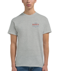 Stilren Shirty Casual logotyp på bröstet av en ljusgrå t-shirt