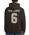 Min Hobby 6" tryck i college-stil på mörkbrun hoodie.