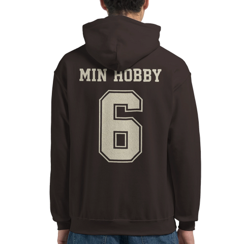 Min Hobby 6" tryck i college-stil på mörkbrun hoodie.