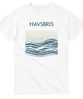 Grafiskt vågmotiv med texten Havsbris på vit t-shirt