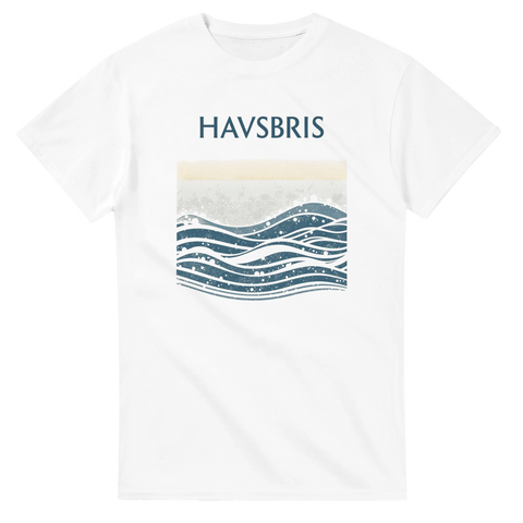 Grafiskt vågmotiv med texten Havsbris på vit t-shirt
