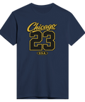 Chicago 23 U.S.A. texttryck i gult och svart på en mörkblå t-shirt, sportig college-stil.