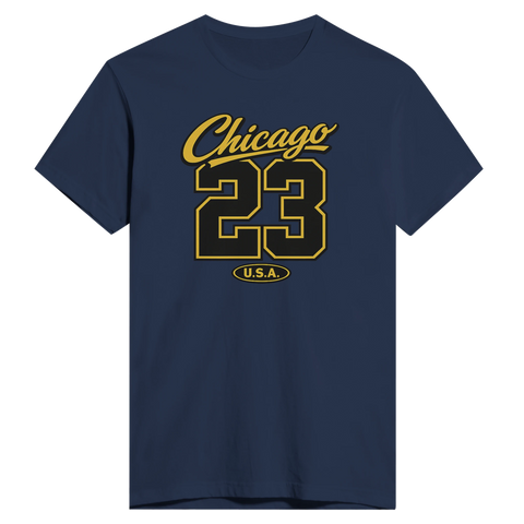 Chicago 23 U.S.A. texttryck i gult och svart på en mörkblå t-shirt, sportig college-stil.