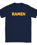 Marinblå t-shirt med en mjukt illustrerad textdesign inspirerad av nudlar