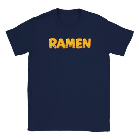 Marinblå t-shirt med en mjukt illustrerad textdesign inspirerad av nudlar