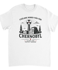 Retro grafisk illustration av kärnkraftverket i Chernobyl på vit t-shirt