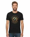 Leende man bär svart t-shirt med ett elegant och skämtsamt miljöbudskap