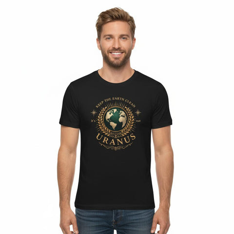 Leende man bär svart t-shirt med ett elegant och skämtsamt miljöbudskap
