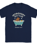 Illustrerad capybara i ett bubbelbad med hörlurar tryckt på marinblå t-shirt
