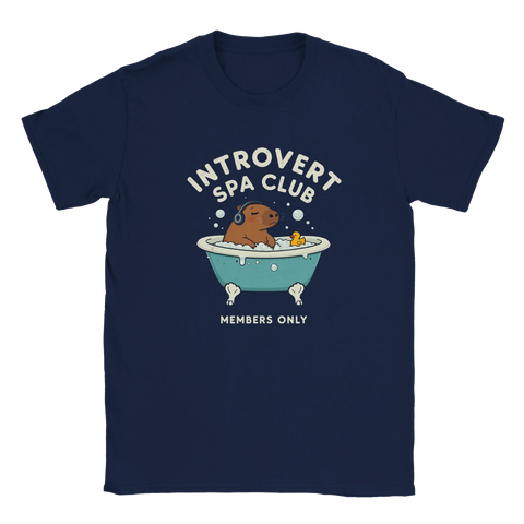 Illustrerad capybara i ett bubbelbad med hörlurar tryckt på marinblå t-shirt