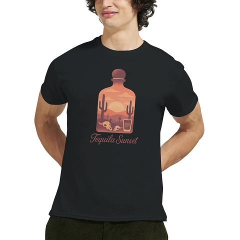 Ökenlandskap med solnedgång, kaktusar, dödskallar och tequilaflaska på svart t-shirt.