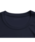 Mörkblå oversized ekologisk t-shirt med diskret Shirty-logotyp i nacken.