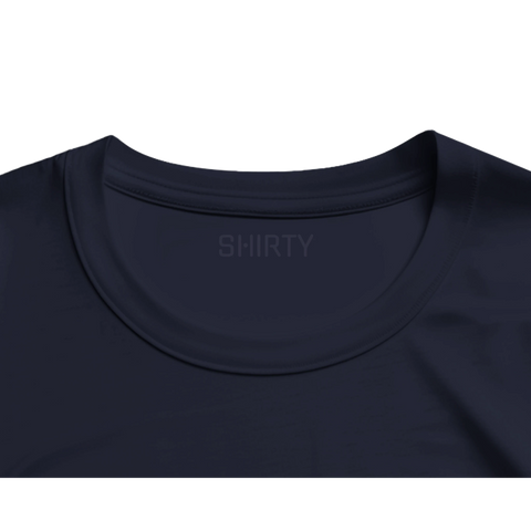 Mörkblå oversized ekologisk t-shirt med diskret Shirty-logotyp i nacken.