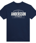 Marinblå t-shirt med texten Andersson – A Family of Originals