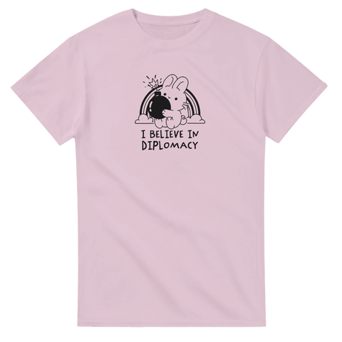 Satirisk t-shirt med texten I Believe in Diplomacy och kanin – rosa t-shirt