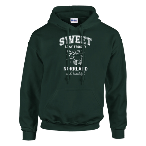 Mörkgrön hoodie med norrländskt tema och grafisk illustration av en älg