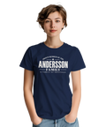 Modell i marinblå t-shirt med texten Andersson – A Family of Originals