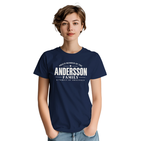 Modell i marinblå t-shirt med texten Andersson – A Family of Originals
