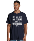 Man bärande en t-shirt med roligt citat och grafisk illustration