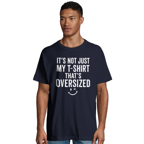 Man bärande en t-shirt med roligt citat och grafisk illustration